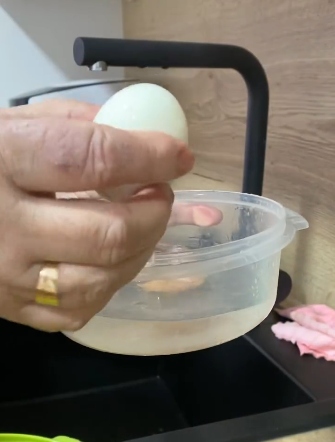 El truco definitivo: Cómo pelar huevos cocidos en 2 segundos captura
